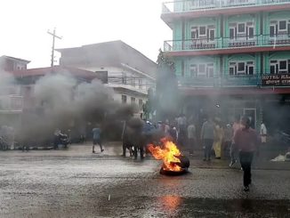 धनगढी दाहाल नेपाल समुहका विद्यार्थीद्धारा टायर बालेर ओलीको विरोध